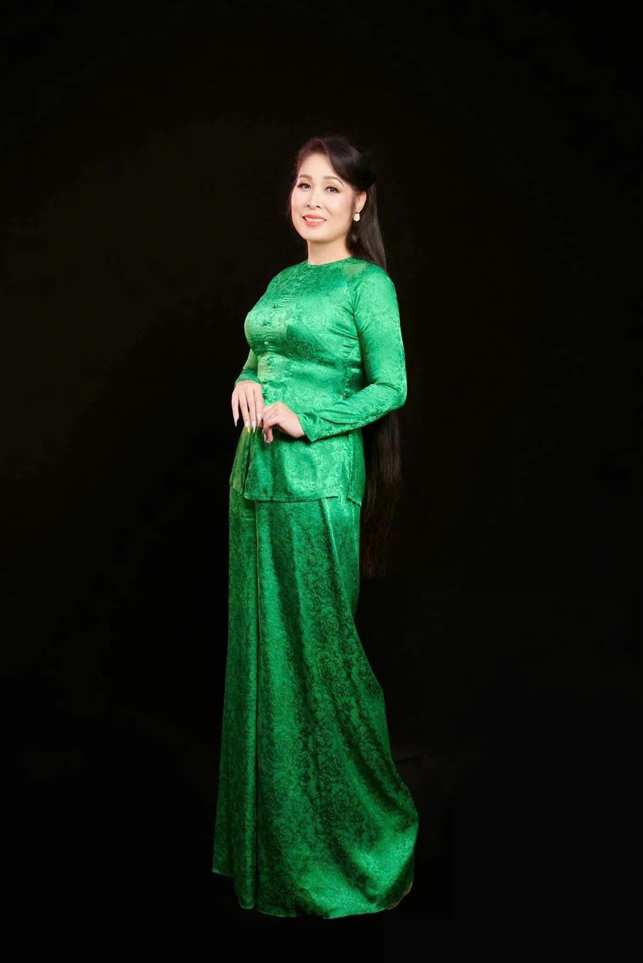 Bên cạnh câu chuyện ngoại hình, NSND Hồng Vân là gương mặt gạo cội của sân khấu và màn ảnh Việt. Cô ghi dấu ấn qua nhiều tác phẩm truyền hình như Gạo nếp gạo tẻ, Phượng khấu, Giấc mơ của mẹ…