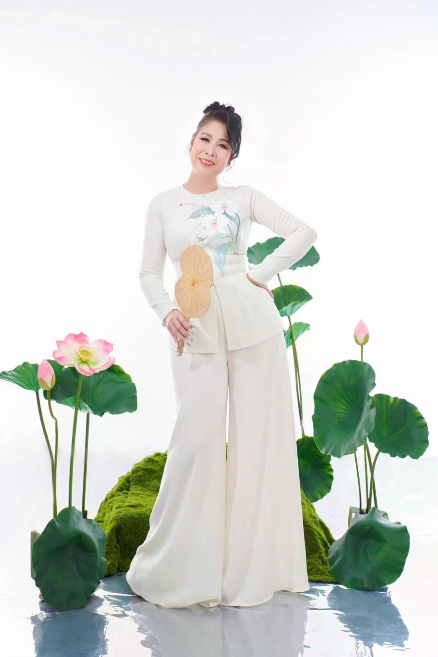 Trong loạt ảnh vừa đăng tải trên trang cá nhân, NSND Hồng Vân tự tin thả dáng trong bộ áo bà ba duyên dáng, khéo léo tôn lên vóc dáng thon gọn cùng vẻ đẹp mặn mà, đằm thắm. Sự gọn gàng trong hình thể kết hợp thần thái tươi tắn giúp nữ nghệ sĩ ghi điểm trong mắt khán giả, cho thấy phong độ và sức sống trẻ trung hiếm có ở tuổi lục tuần