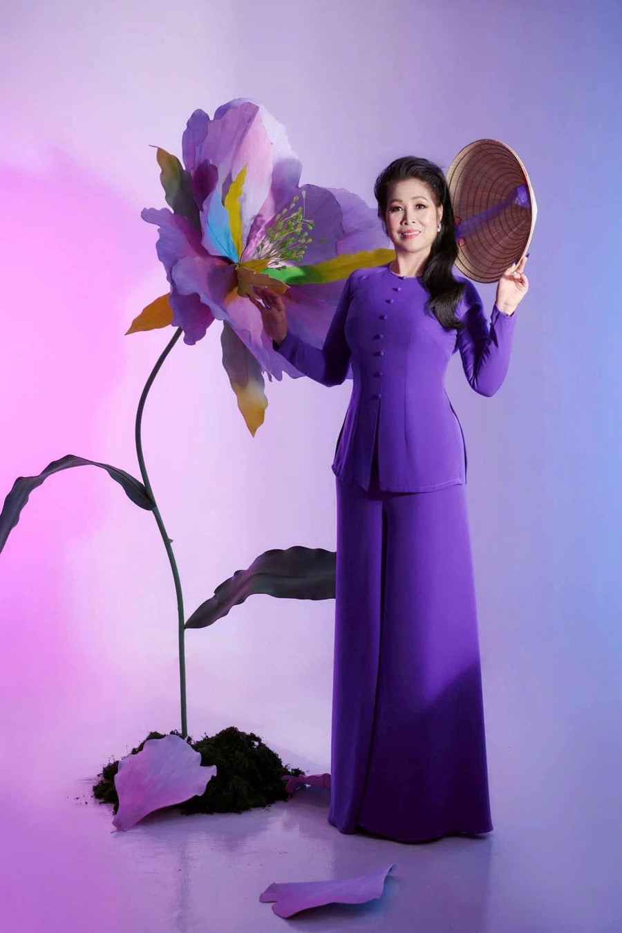 Ở tuổi 60, cuộc sống của vợ chồng NSND Hồng Vân khá giản dị. Khi không bận rộn với lịch diễn, cả hai dành thời gian trồng cây, nuôi cá kiểng, chăm sóc thú cưng, dọn dẹp nhà cửa và tận hưởng những khoảnh khắc đời thường bên gia đình. Chính sự cân bằng giữa công việc, sức khỏe và đời sống tinh thần đã giúp NSND Hồng Vân giữ được phong độ, năng lượng tích cực