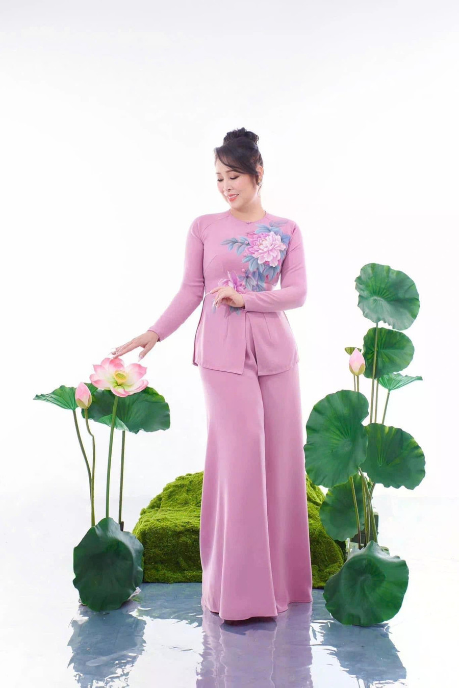 Lấy lại được vóc dáng thon gọn, nữ nghệ sĩ trở nên tự tin hơn trong phong cách ăn mặc, thường xuyên xuất hiện với hình ảnh chỉn chu, nền nã nhưng vẫn toát lên thần thái rạng rỡ và nguồn năng lượng tích cực