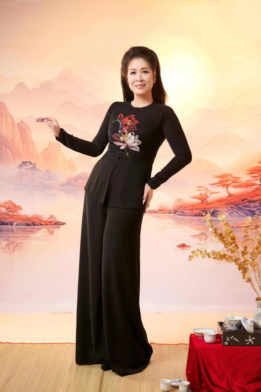 Trong một thời gian dài, nữ nghệ sĩ thường lựa chọn trang phục rộng để che vòng hai, khiến ngoại hình trông “dừ” hơn tuổi. Dù từng thử nhiều phương pháp ăn kiêng, giảm cân để phục vụ công việc diễn xuất, song Hồng Vân không ít lần rơi vào cảnh “giảm được vài ký rồi tăng trở lại”