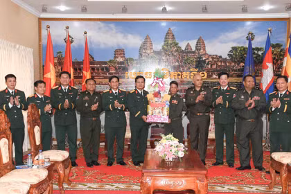 Binh đoàn 15 thăm, chúc Tết cổ truyền Chôl Chnăm Thmây tại Campuchia