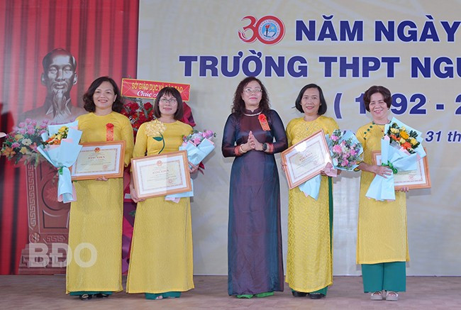 Ban giám hiệu nhà trường tri ân các thế hệ lãnh đạo trường trong 30 năm qua.