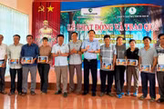 Công ty Cao su Chư Sê trang bị máy tính bảng cho công nhân kỹ thuật giao nhận mủ