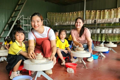 Pleiku: Gần 100 trẻ Trường mầm non Hoa Mai trải nghiệm làm gốm