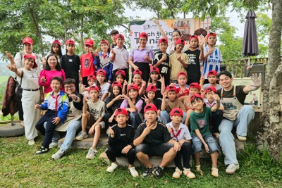 Hơn 100 học sinh Trường Tiểu học Lê Hồng Phong trải nghiệm làm gốm