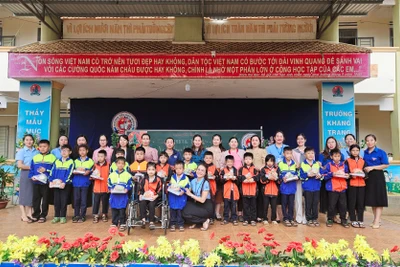 Hơn 700 học sinh Trường Tiểu học Ia Nhin hưởng ứng Ngày Sách và Ngày Người khuyết tật Việt Nam