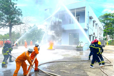 Thực tập phương án chữa cháy tại Điện lực An Khê. Ảnh: Hà Bắc