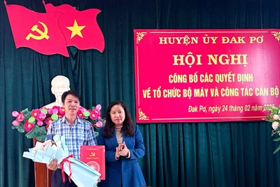 Đak Pơ công bố các quyết định về tổ chức bộ máy và công tác cán bộ. Ảnh: Ngọc Minh