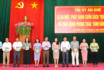 An Khê ra mắt cuốn sách “Địa chí An Khê” và phát động phong trào “Bình dân học vụ số”. Ảnh: Ngọc Minh