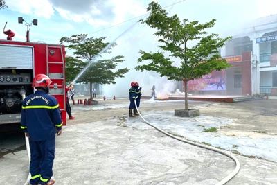 Thực tập phương án chữa cháy tại Trường THPT Nguyễn Trãi. Ảnh: Hà Bắc