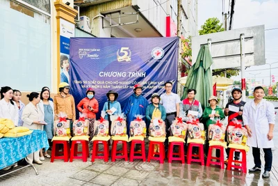 Nha khoa thẩm mỹ Happy Smile tặng 50 suất quà cho người nghèo