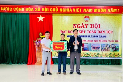 Chủ tịch Ủy ban MTTQ Việt Nam tỉnh Gia Lai Trần Minh Sơn dự Ngày hội Đại đoàn kết toàn dân tộc thôn Hà Ra