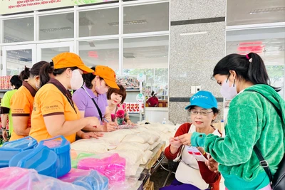 400 bệnh nhân nghèo Gia Lai mua sắm miễn phí tại “Phiên chợ Từ tâm”