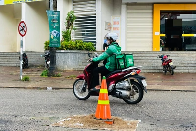 Pleiku: Nhanh chóng khắc phục “ổ voi” gây ra 5 vụ té ngã xe máy trong ngày