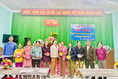 Hội LHPN xã tặng heo đất cho các hội viên nghèo, có hoàn cảnh khó khăn. Ảnh do nhân vật cung cấp.
