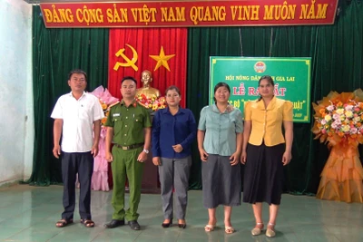Ban chủ nhiệm Câu lạc bộ Nông dân với pháp luật có 5 người. Ảnh: Rơ Lan Viện