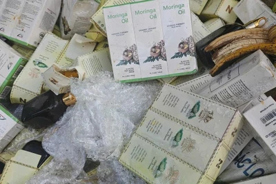 Đà Lạt: Đổ trộm hàng trăm chai mỹ phẩm, thực phẩm chức năng ở bãi rác bên đường