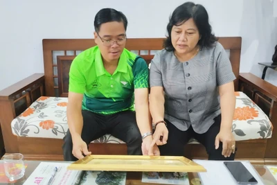 Chị Đinh Ly An giới thiệu những kỷ vật của cha-phi công Đinh Văn Đưới. Ảnh: N.A.M