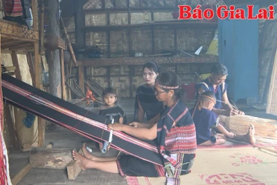 Giúp bà con Bahnar ở Kbang học làm du lịch