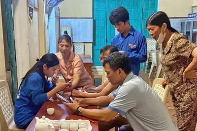 Áo xanh tình nguyện 'xóa mù' kỹ năng số cho bà con vùng sâu, vùng xa