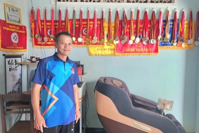 Ông Võ Ngọc Lương bên những thành tích bản thân đã đạt được. Ảnh: R.H
