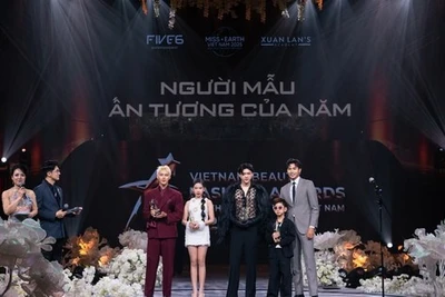 Siêu mẫu Võ Hoàng Yến nhận giải Người mẫu cống hiến của năm