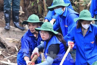 Tuổi trẻ Nghệ An dầm mình dưới nước nạo vét, làm sạch khe suối
