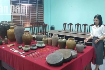 Tặng Bảo tàng Đắk Nông 284 tư liệu, hiện vật