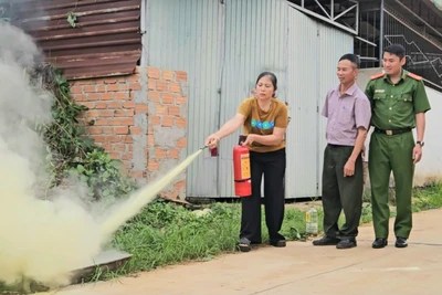 Người dân sống trong hẻm 807 đường Võ Nguyên Giáp, tổ dân phố 1 (phường Chi Lăng, TP. Pleiku) thực hành sử dụng bình chữa cháy. Ảnh: Ngọc Duy