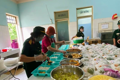 Hội Truyền thống Trường Sơn đường Hồ Chí Minh Bình Định chia sẻ yêu thương với bệnh nhân