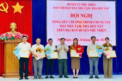 Phú Thiện tổng kết chương trình xóa nhà tạm, nhà dột nát. Ảnh: Vũ Chi