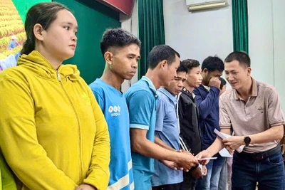 Nhà tài trợ trao thưởng cho hội viên nông dân