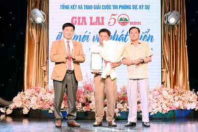 Các tác giả, nhóm tác giả nhận giải khuyến khích của cuộc thi. Ảnh: Đ.T