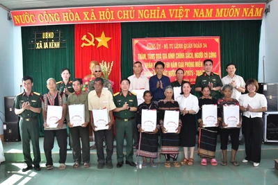 Quân đoàn 34 thăm và tặng quà gia đình chính sách