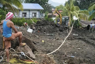 Bão Kong-rey nối đuôi bão Trami tăng cấp chóng mặt