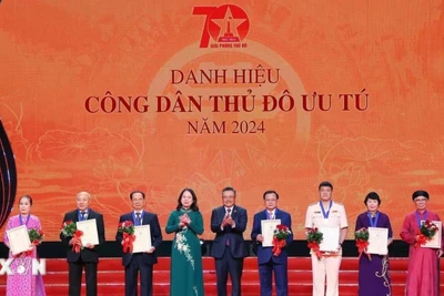 Vinh danh 10 'Công dân Thủ đô ưu tú' và tuyên dương 70 điển hình tiên tiến