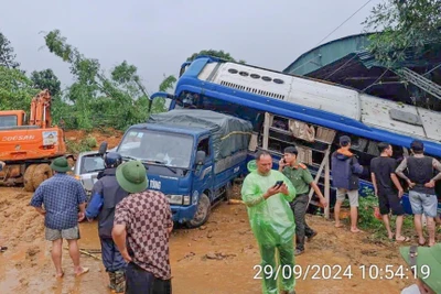 Sạt lở, lũ quét vùi lấp nhiều nhà và xe ở Hà Giang, 10 người bị thương 