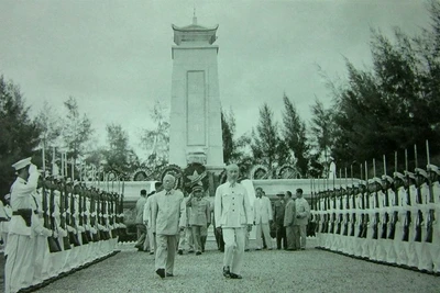 Bác Hồ cùng các đồng chí lãnh đạo Đảng, Nhà nước tới đặt vòng hoa viếng các liệt sĩ tại Nghĩa trang Mai Dịch, Hà Nội.