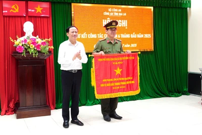 Đồng chí Phạm Anh Tuấn trao Bằng khen của Thủ tướng chính phủ cho Văn phòng Công an tỉnh.