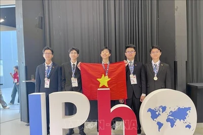 Tự hào cờ đỏ sao vàng tại lễ bế mạc Olympic Vật lý Quốc tế 2025