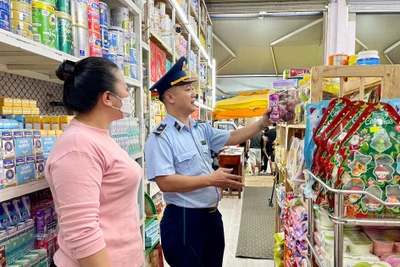 Lực lượng quản lý thị trường tăng cường kiểm tra, kiểm soát hàng hóa trên thị trường. Ảnh: V.T