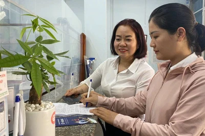 Cán bộ QTDND phường Thắng Lợi (TP. Pleiku) tư vấn khách hàng về chương trình vay vốn phát triển sản xuất. Ảnh: Sơn Ca