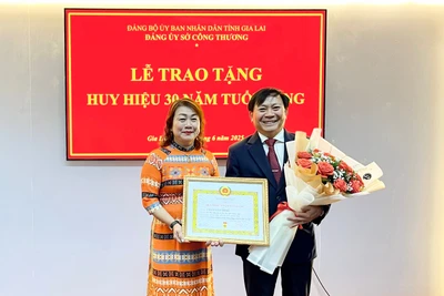 Đồng chí Phạm Văn Binh-Bí thư Đảng ủy, Giám đốc Sở Công thương Gia Lai đã nhận Huy hiệu 30 năm tuổi Đảng. Ảnh: Vũ Thảo