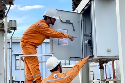 Nhân viên Công ty Điện lực kiểm tra Trạm biến áp của Nhà máy điện gió HBRE Chư Prông. Ảnh: V.T