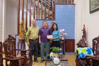 Phường Tây Sơn thăm, tặng quà cán bộ, chiến sỹ trực tiếp tham gia chiến dịch Hồ Chí Minh