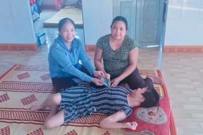 Trao 80 triệu đồng cho các nạn nhân chất độc da cam huyện Chư Sê