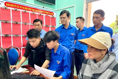 Bí thư thứ nhất Ban Chấp hành Trung ương Đoàn thăm đội hình thanh niên tình nguyện tại 3 xã biên giới.