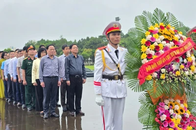 Lãnh đạo tỉnh Gia Lai dâng hoa, dâng hương tưởng niệm Chủ tịch Hồ Chí Minh tại Quảng trường Đại Đoàn Kết