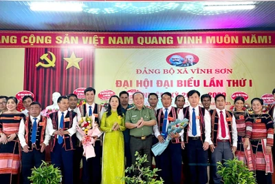 Không tặng bức trướng của Ban Chấp hành Đảng bộ tỉnh cho các Đảng bộ trực thuộc Tỉnh ủy nhân dịp Đại hội Đảng. Ảnh: A-Khang